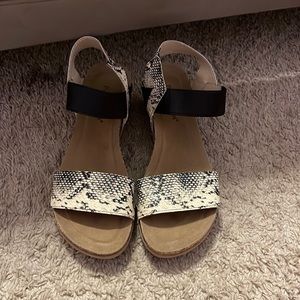 Snake skin sandals with a small heel
